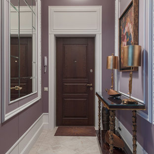 他の地域の片開きドアトランジショナルスタイルのおしゃれな玄関ドア (紫の壁、濃色木目調のドア、グレーの床) の写真