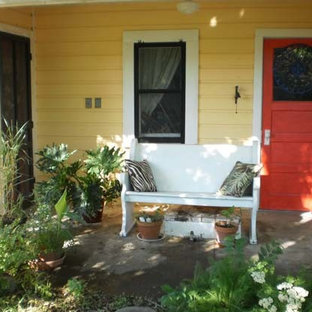 オースティンのエクレクティックスタイルのおしゃれな家の外観 (木材サイディング、黄色い外壁) の写真