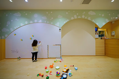 大阪にある北欧スタイルのおしゃれな小さい子供の部屋 (淡色無垢フローリング) の写真