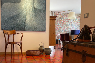 На фото: парадная гостиная комната среднего размера с бежевыми стенами, полом из керамической плитки, мультимедийным центром, оранжевым полом и ковром на полу с
