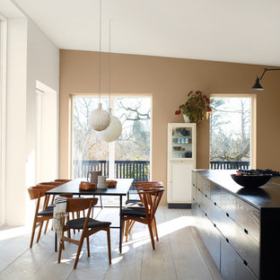 エスビャールの北欧風 LDKの画像 (ベージュの壁、淡色無垢フローリング)