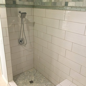 Bath with staggered tile