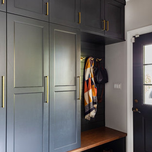 Esempio di un ingresso con anticamera costiero di medie dimensioni con pareti grigie, pavimento in gres porcellanato, una porta singola, una porta grigia e pavimento multicolore