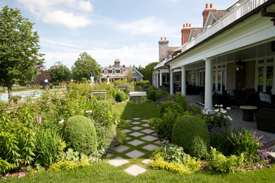Design ideas for a traditional landscaping in New York.