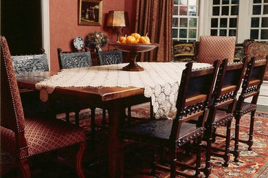 Example of a classic dining room design in New York