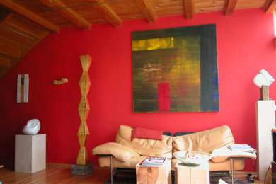 Großes Modernes Wohnzimmer mit roter Wandfarbe und hellem Holzboden in Stuttgart