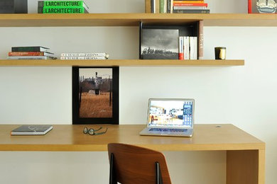 Photo of a small modern study room in Paris with white walls and light hardwood floors.