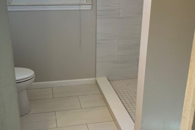 Example of a minimalist bathroom design in Atlanta