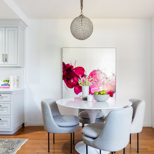 ロサンゼルスの中サイズのトランジショナルスタイルのLDKの画像 (白い壁、無垢フローリング、茶色い床、暖炉なし)