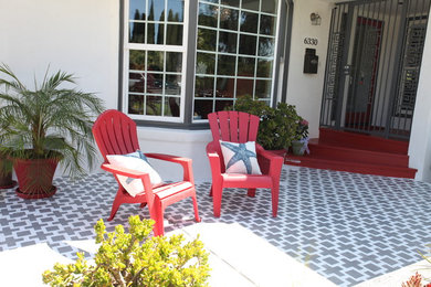 Mid-century modern entryway photo in Los Angeles