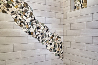 他の地域にあるトランジショナルスタイルのおしゃれな浴室 (ベージュのタイル、セラミックタイル) の写真