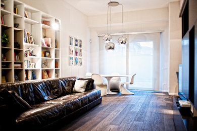 Foto de sala de estar abierta contemporánea grande con suelo de madera oscura