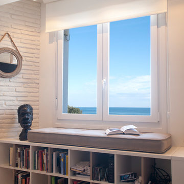 Diseño interior de vivienda con vistas al mar