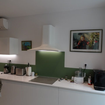 Cuisine Design laqué blanc brillant plan de travail quartz blanc crédence verre