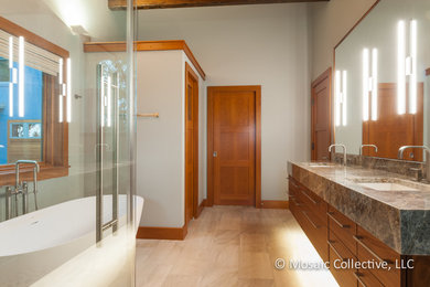 Ejemplo de cuarto de baño principal moderno con armarios estilo shaker, puertas de armario de madera oscura, bañera exenta, ducha esquinera, paredes grises y ducha con puerta corredera