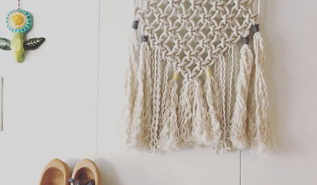 簡単DIY：マクラメ編みで作る、シンプルなフラッグ形のタペストリー