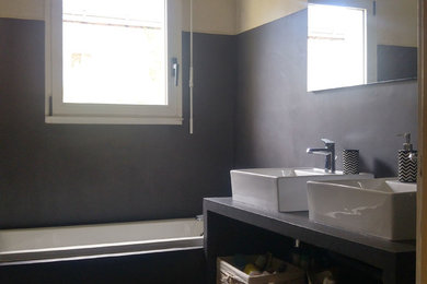 Exemple d'une petite salle de bain principale tendance avec une douche à l'italienne, un carrelage noir, un mur noir, sol en béton ciré, un lavabo posé, un plan de toilette en béton et un plan de toilette noir.