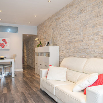 Salón contemporáneo con texturas cálidas