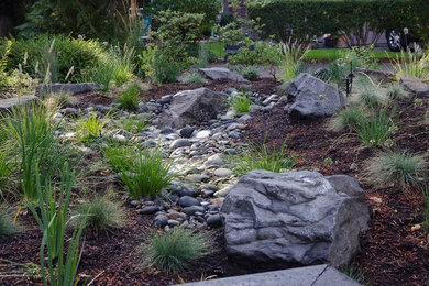 Design ideas for a mid-sized front yard partial sun xeriscape in Portland with natural stone pavers.