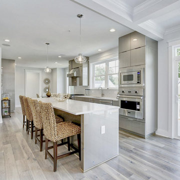 Modern Kitchen with High Gloss Acrilux II Door Style in Linear Silver