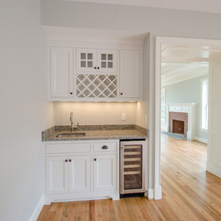 ブリッジポートの小さいトラディショナルスタイルのおしゃれなウェットバー (アンダーカウンターシンク、インセット扉のキャビネット、白いキャビネット、御影石カウンター、淡色無垢フローリング、グレーのキッチンカウンター) の写真