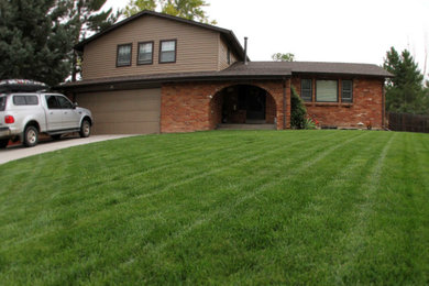 Photo of a mid-sized traditional drought-tolerant and full sun front yard landscaping in Denver for summer.