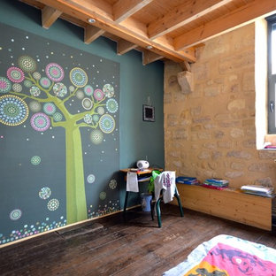Cette image montre une maison rustique de taille moyenne.