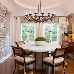 Exemple d'une salle à manger méditerranéenne avec un sol en bois brun, aucune cheminée et un sol orange.