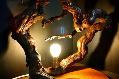 Sculpture lumineuse en cep de vigne et merisier.