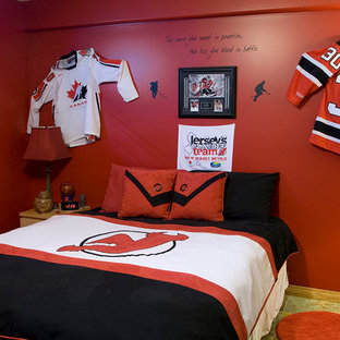 Cette image montre une chambre d'enfant design de taille moyenne avec un mur orange et un sol en travertin.
