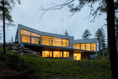 Minimalist home design photo in Toronto