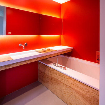 Badezimmer mit moderner Badewanne