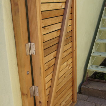 Cedar fence in an alley / Clôture en cèdre dans une ruel