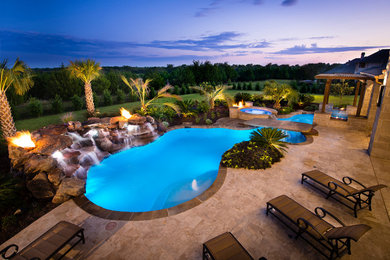Ejemplo de piscina exótica grande a medida en patio trasero
