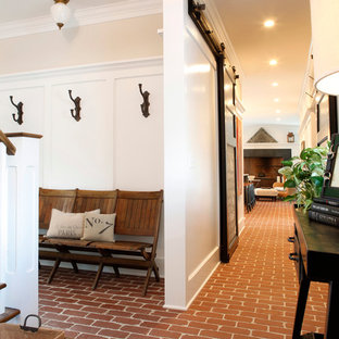 Inredning av en klassisk hall, med tegelgolv och rött golv
