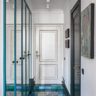 Eklektisk inredning av en ingång och ytterdörr, med vita väggar, en enkeldörr, en vit dörr, flerfärgat golv och klinkergolv i keramik