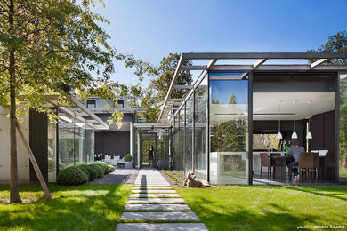 This is an example of a modern home design in Paris.