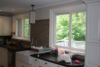 Example of a classic kitchen design in Toronto