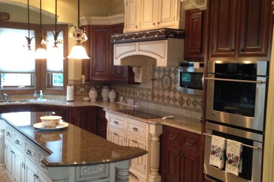 Kitchen - traditional kitchen idea in Detroit