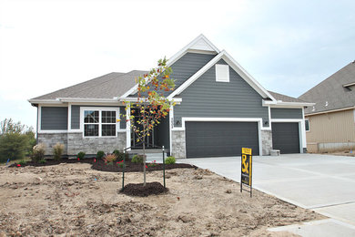 Example of a transitional home design design in Kansas City