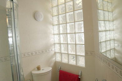 他の地域にあるコンテンポラリースタイルのおしゃれなバスルーム (浴槽なし)の写真