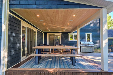 Inspiration for a contemporary deck remodel in Toronto