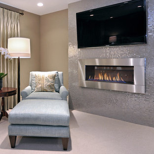 Klassisches Schlafzimmer mit Gaskamin und Kaminumrandung aus Metall in Calgary