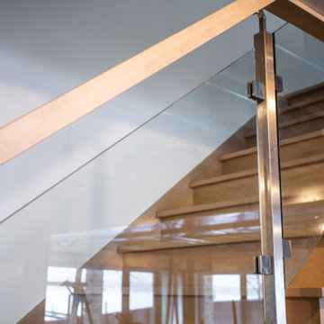 Central metal stringer hardwood staircase / Escalier de bois franc limon central
