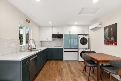 Kitchen - contemporary kitchen idea in Los Angeles