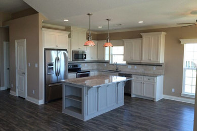 Kitchen - traditional kitchen idea in Orange County