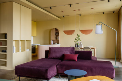 Offenes Modernes Wohnzimmer mit braunem Holzboden und TV-Wand in Moskau