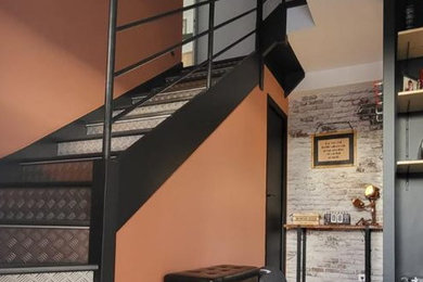 Diseño de escalera en U urbana con escalones de madera pintada, contrahuellas de metal y barandilla de metal