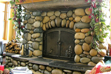 サクラメントにあるラスティックスタイルのおしゃれなリビング (石材の暖炉まわり) の写真