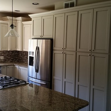 Prescott Maple Ivory and Espresso Door Style